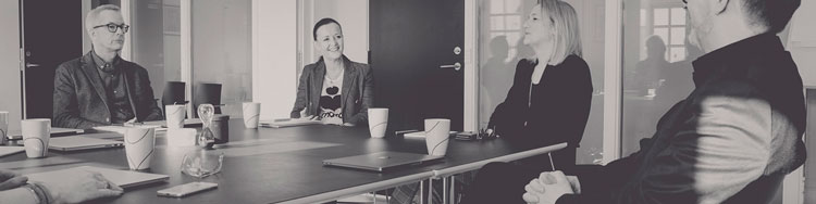 Som en del af den visuelle identitet, som Creative ZOO har designet til HumanAct er en ny billedestil - hér af medarbejdere i en dagligdagssituation.